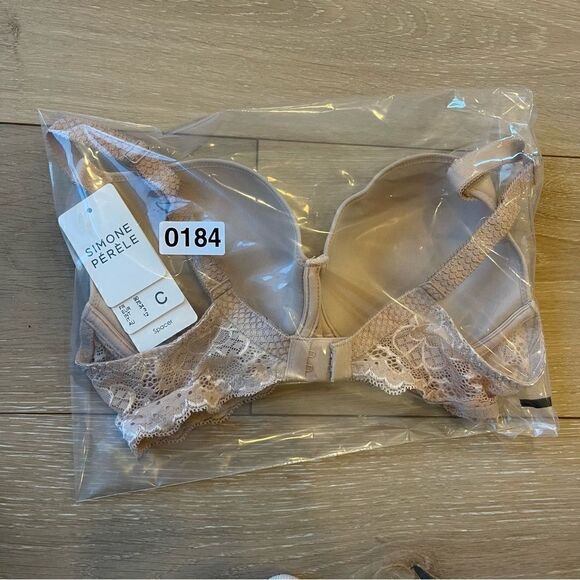 Simone Perele
Caresse 3D Plunge Lace Underwire Bra - Picture 8 of 8